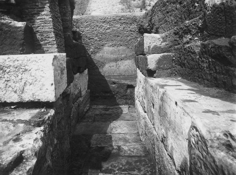 011476 - scavo archeologico - Basilica Emilia, Braccio della Cloaca Massima che attraversa la Basilica Emilia, scavi 1900; Neg. Serie E Nr. 425, Film Nr. 1506  [Reg. riproduzione 03/07/1985]