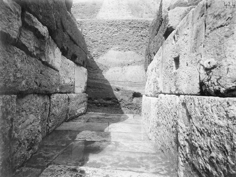 011477 - scavo archeologico - Basilica Emilia, Braccio della Cloaca Massima che attraversa la Basilica Emilia, scavi 1900; senza negativo