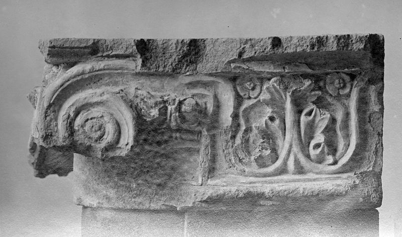 001846 - reperto - Casa dei Grifi,  capitello ionico di colonna ritrovato durante gli scavi nella Casa dei Grifi. Visione frontale 

Neg. serie F nÂ°1650