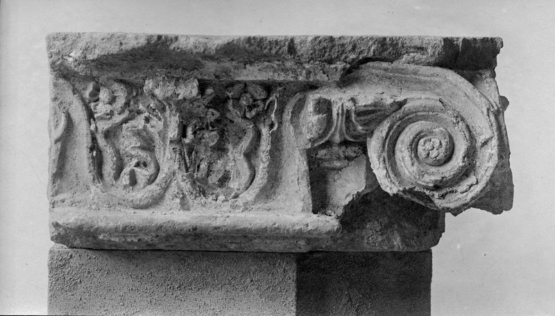 001845 - reperto - Casa dei Grifi,  capitello ionico di colonna ritrovato durante gli scavi nella Casa dei Grifi. Visione frontale 

Neg. serie F nÂ°1651