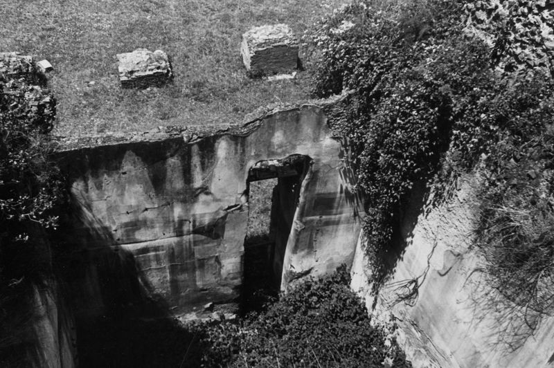 006316 - monumento - Stadio di Domiziano, lato orientale con il Palco Imperiale, ambiente settentrionale dell'esedra imperiale, con decorazione parietale ancora in situ (estate 1956). Neg. serie Leica nÂ°12 (foto 14)