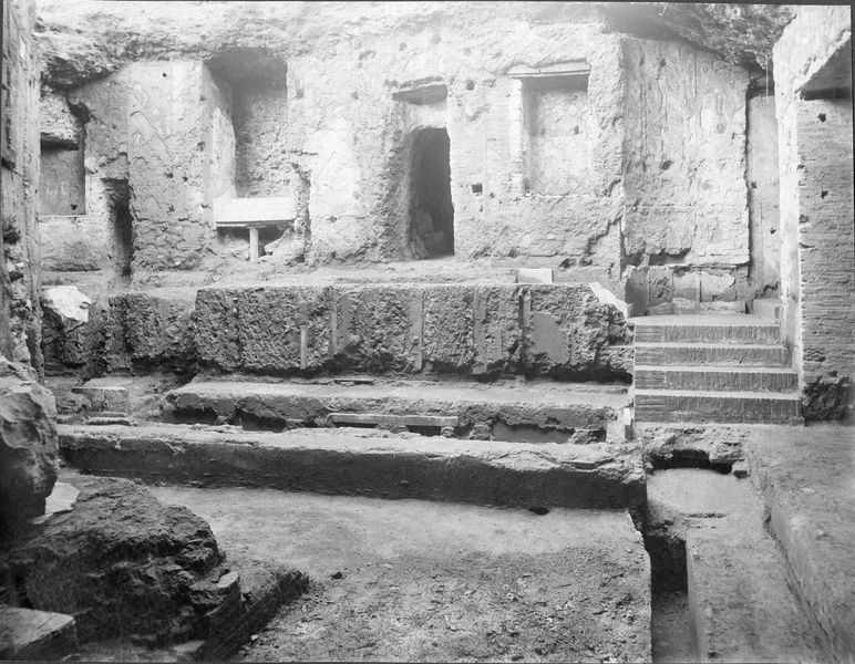 005500 - scavo archeologico - Domus Transitoria, ripresa frontale durante lo scavo del ninfeo e della cascata (N sulla pianta). Ulteriore bibliografia: Tomei, M.A. " Nerone sul Palatino"  pp. 123-125 in Nerone, catalogo mostra. Electa 2011. Neg serie C nÂ° 496