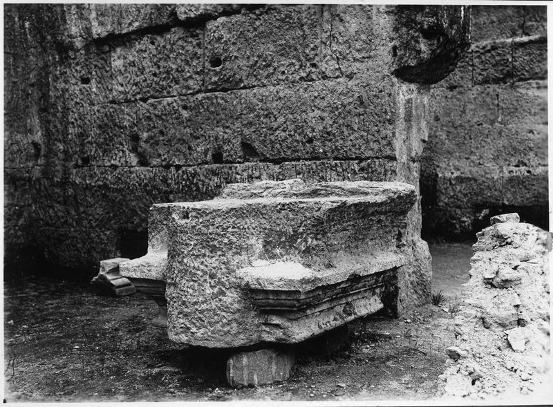 015426 - reperto - Foro Romano, frammenti architettonici; neg. serie E, n. 1872