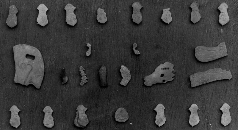 005830 - reperto - Crustae marmoree parietali raffiguranti volti di danzatrici. Il materiale di cui si compongono Ã¨ giallo antico. Bibliografia di riferimento: "Museo Palatino, le Collezioni" a cura di M.T. Tomei e C. Gasparri, Electa 2014 pp. 190-194. Neg. serie 6x6x nÂ° 5601