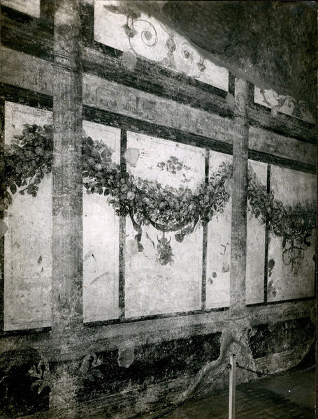 002656 - monumento - Casa di Livia, ala destra o sala del Monocromo (vano C): particolare della parete nord- est con festoni di frutta e fiori. Secondo stile pompeiano (fase finale- II B di Beyen), dopo il restauro della parete. 
Bibliografia : Rizzo "Le pitture della casa di Livia" 1936

Neg. serie Faraglia / Film riprodotta il 07-02-1990 nÂ° 2480
