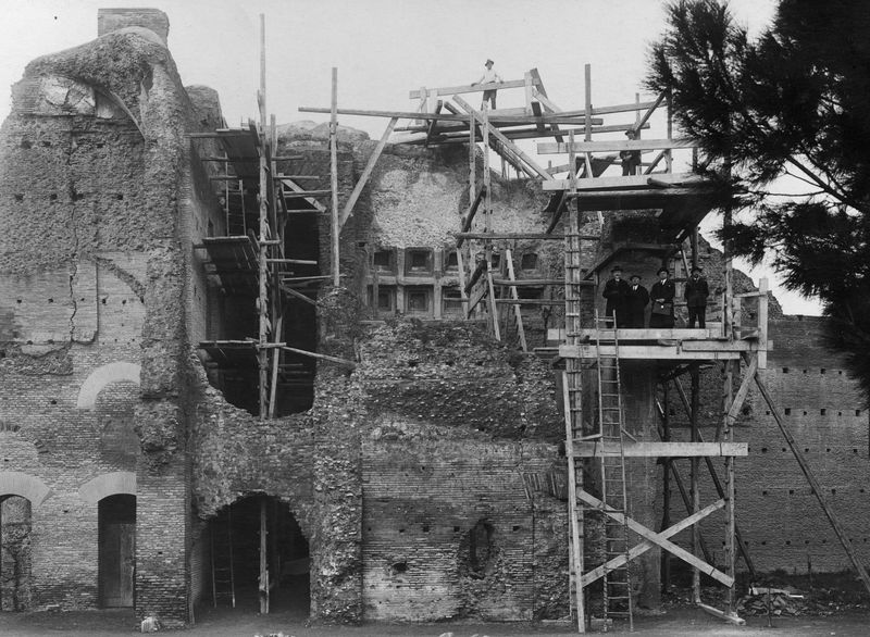 006271 - restauro - Stadio di Domiziano, edifici dietro l'esedra imperiale: restauro ambiente dietro al palco imperiale, con Alfonso Bartoli (dicembre 1928). Neg. Serie E nÂ° 2127