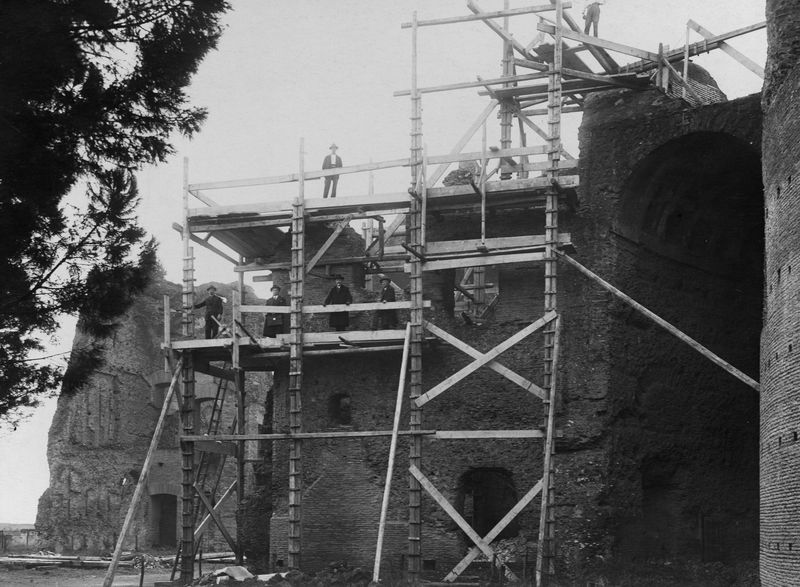 006272 - restauro - Stadio di Domiziano, edifici dietro l'esedra imperiale: restauro ambiente dietro al palco imperiale, con Alfonso Bartoli (dicembre 1928). Neg. Serie E nÂ° 2128