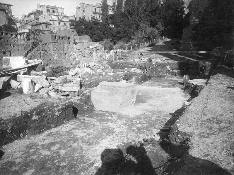 011489 - scavo archeologico - Basilica Emilia, scavi 1930: verso il tempio di Antonino e Faustina. Neg. serie E nÂ°1199
