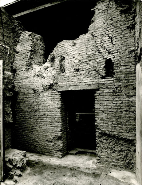 001856 - monumento - Casa di Augusto, parete laterizia, successivamente demolita, che divideva l'ambiente 2 e continuava all'interno della c.d. "Sala delle Maschere". Neg. serie F nÂ° 2396