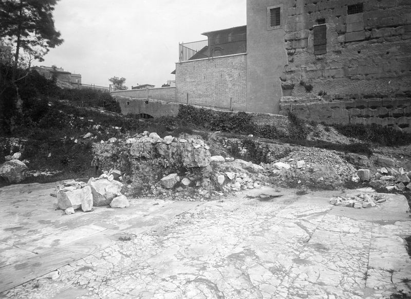 011491 - scavo archeologico - Basilica Emilia, scavi dal 1932-1936-1942, verso via dell'Impero, verso il Tempio di Antonino e Faustina. Neg. serie Film nÂ° 1252