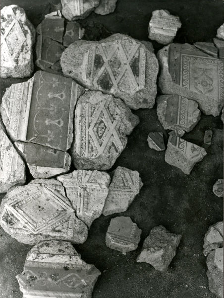 002060 - restauro - Casa di Augusto, "Studiolo di Augusto" c.d., cubicolo superiore, particolare durante il restauro degli stucchi della volta, dopo il distacco, con successiva ricollocazione in situ. Bibliografia: Musatti, G. "Casa di Augusto sul Palatino. L'intervento di restauro e considerazioni sulla decorazione pittorica" in Bollettino d'Arte 2, aprile-giugno 2009 (serie VII) pp. 21 e ss. / Iacopi, I. "Casa di Augusto, le pitture" Electa 2007

Neg. serie Film nÂ° 845