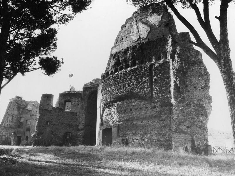 006278 - monumento - Stadio di Domiziano, edifici dietro l'esedra imperiale: veduta generale di parte dell'emiciclo del palco imperiale e ambienti annessi (luglio 1949). Neg. serie Film nÂ°1247