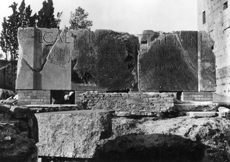 011366 - reperto - Contenuto iscrizione (nÂ° inv. 12480): L(UCIO) CAESARI AUG(U)STI F(ILIO) DIVI N(EPOTI) PRINCIPI IUVENTU(TI)S CO(N)S(ULI) DESIG(NATO) [CUM E]SSET ANN(OS) N(A)T(US) XIIII AUG(UR) SENATUS 

Bibliografia: CIL VI, 36908 (p. 4352)= AE, 1899, 153 

Neg. serie 9x12 nÂ°97