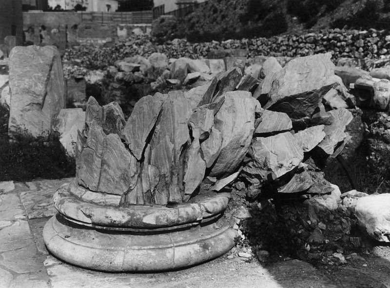 011197 - reperto - Basilica Emilia, frammenti di colonne in marmo cipollino, all'interno dell'aula (12 settembre 1939). Neg. serie E nÂ°1185