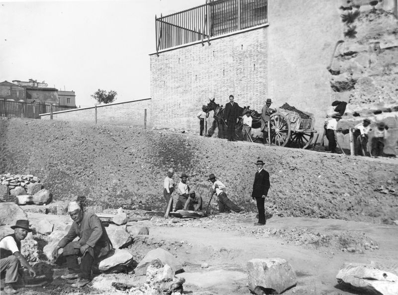 011493 - scavo archeologico - Basilica Emilia, scavi dal 1932-1936-1942, verso via dell'Impero, verso il Tempio di Antonino e Faustina, visto da nord-ovest. Neg. serie Film nÂ° 1256