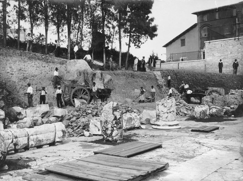 011494 - scavo archeologico - Basilica Emilia, scavi dal 1932-1936-1942, verso via dell'Impero, verso il Tempio di Antonino e Faustina, visto da nord-ovest. Neg. serie Film nÂ° 1252