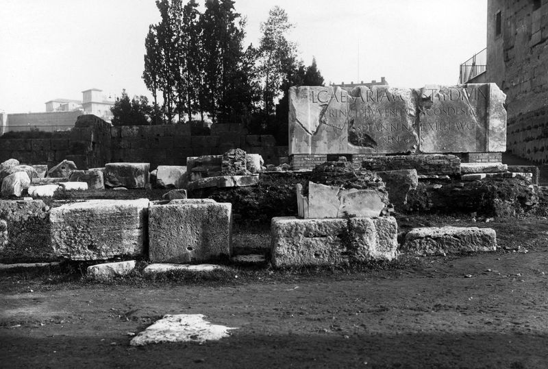 011368 - reperto - Contenuto iscrizione (nÂ° inv. 12480): L(UCIO) CAESARI AUG(U)STI F(ILIO) DIVI N(EPOTI) PRINCIPI IUVENTU(TI)S CO(N)S(ULI) DESIG(NATO) [CUM E]SSET ANN(OS) N(A)T(US) XIIII AUG(UR) SENATUS 

Bibliografia: CIL VI, 36908 (p. 4352)= AE, 1899, 153 

Neg. serie E nÂ°1198