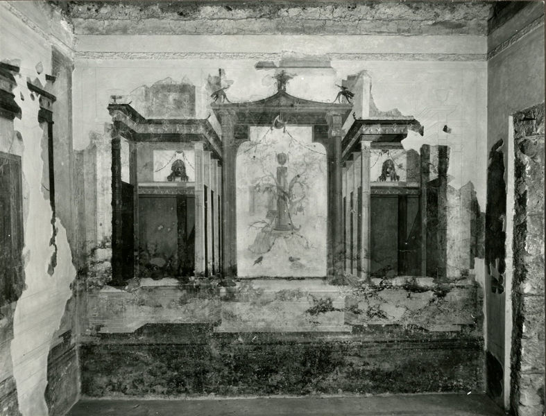 001867 - monumento - Casa di Augusto, "Stanza delle maschere" c.d.: pittura parietale in secondo stile pompeiano, in situ, successivamente gli interventi di restauro.
Bibliografia: Musatti, G. "Casa di Augusto sul Palatino. L'intervento di restauro e considerazioni sulla decorazione pittorica" in Bollettino d'Arte 2, aprile-giugno 2009 (serie VII) pp. 21 e ss. /  Iacopi, I. "La Casa di Augusto, le pitture" Electa 2007 

Neg. serie F nÂ° 2687