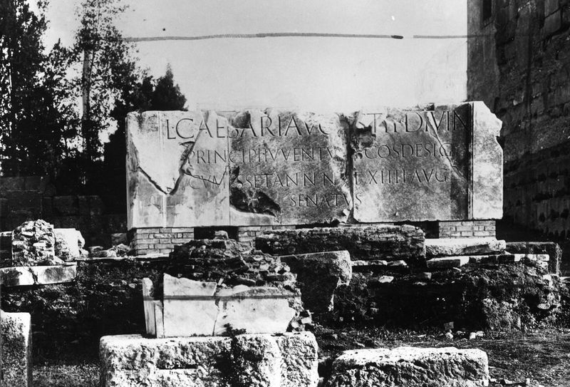 011369 - reperto - Contenuto iscrizione (nÂ° inv. 12480): L(UCIO) CAESARI AUG(U)STI F(ILIO) DIVI N(EPOTI) PRINCIPI IUVENTU(TI)S CO(N)S(ULI) DESIG(NATO) [CUM E]SSET ANN(OS) N(A)T(US) XIIII AUG(UR) SENATUS 

Bibliografia: CIL VI, 36908 (p. 4352)= AE, 1899, 153 

Neg. serie F nÂ°1932