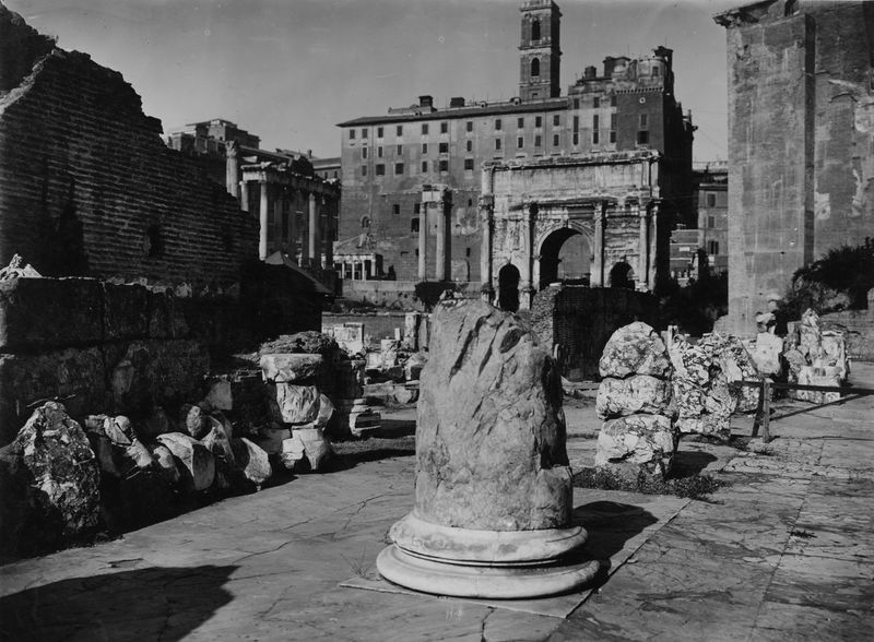 011205 - reperto - Basilica Emilia, frammenti di colonne in marmo, all'interno dell'aula. Neg. serie Film nÂ°1252