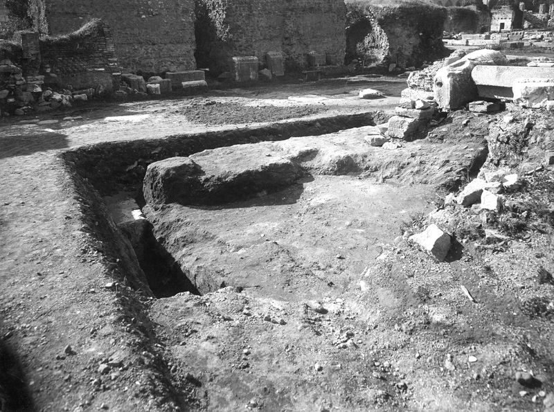 011490 - scavo archeologico - Basilica Emilia, scavi nell'angolo sud-est della Basilica visti da nord. Neg. serie E nÂ°1200