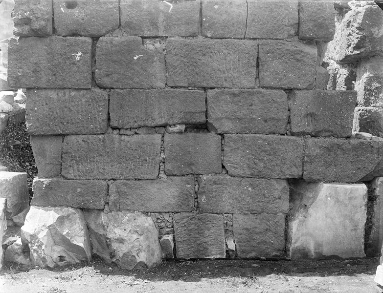 012196 - monumento - Basilica Emilia, muro medievale davanti la taberna VIII, nel portico. Neg. serie E nÂ° 10654