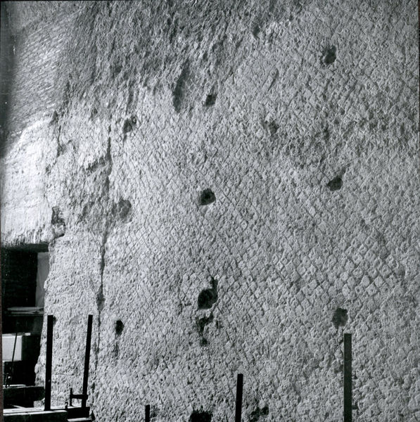 002679 - monumento - Casa di Livia, ala destra: particolare della struttura muraria in opera reticolata, dopo il distacco delle pitture. Parete nord-est. 

Neg. serie Istituto Centrale del Restauro nÂ°949