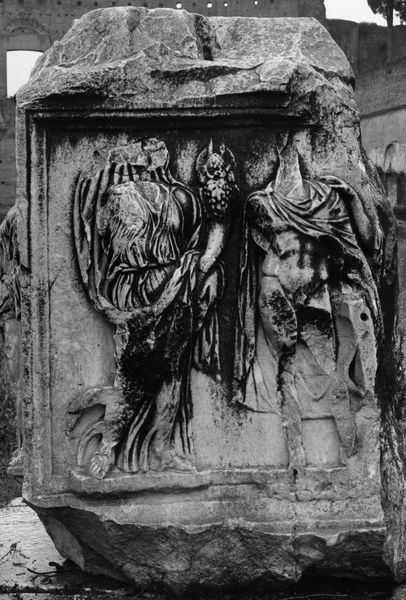 006285 - reperto - Stadio di Domiziano, base di colonna con figure divine femminile panneggiata, e maschile, con clamide, non identificabili; stato di conservazione precario, frammentario su tre lati. Neg. serie Gabinetto Fotografico Nazionale nÂ°4210