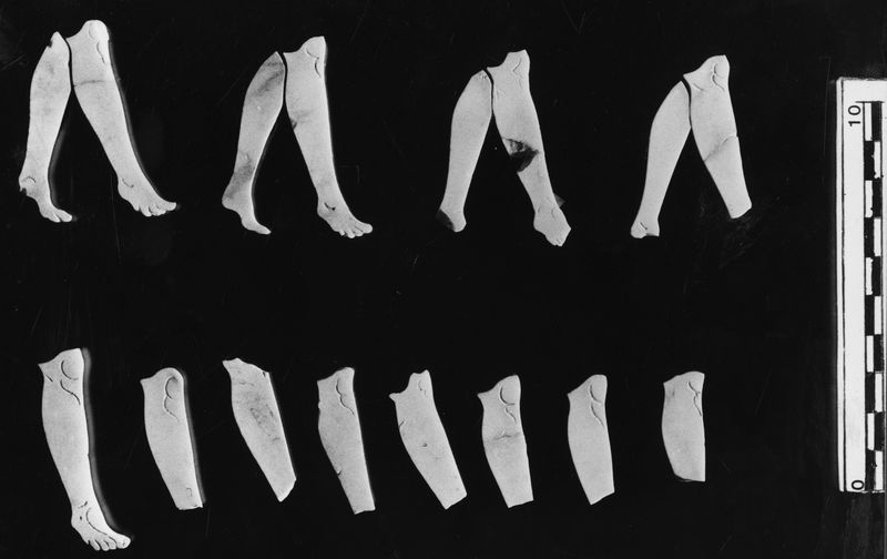 005847 - reperto - Crustae marmoree parietali raffiguranti gambe di danzatrici. Il materiale di cui si compongono Ã¨ giallo antico. Bibliografia di riferimento: "Museo Palatino, le Collezioni" a cura di M.T. Tomei e C. Gasparri, Electa 2014 pp. 190-194. Neg. serie Film nÂ° 2478