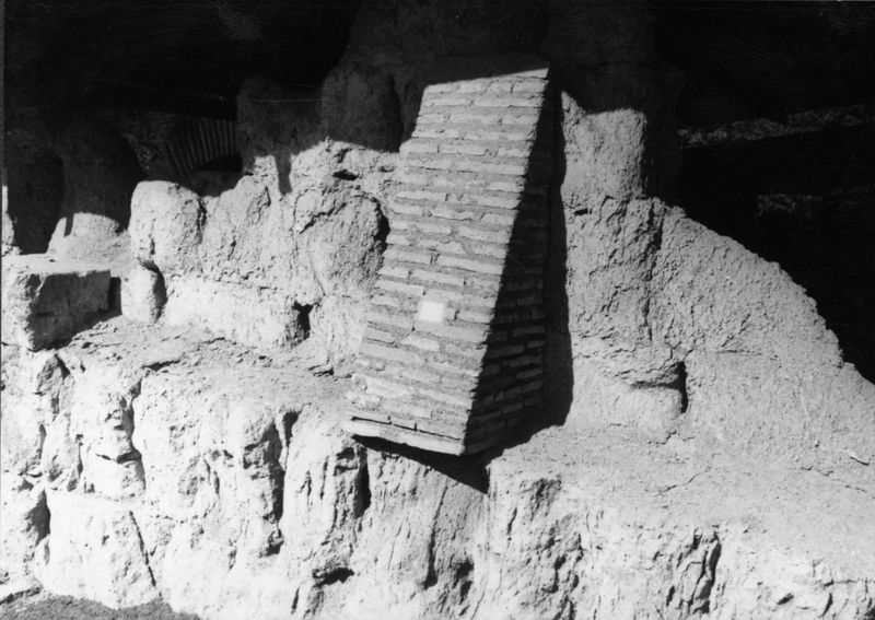 000060 - monumento - Palatino, Roma quadrata, Scalae Caci, travertino deteriorato, ottobre 1971 (foto Carettoni); FILM n. 388