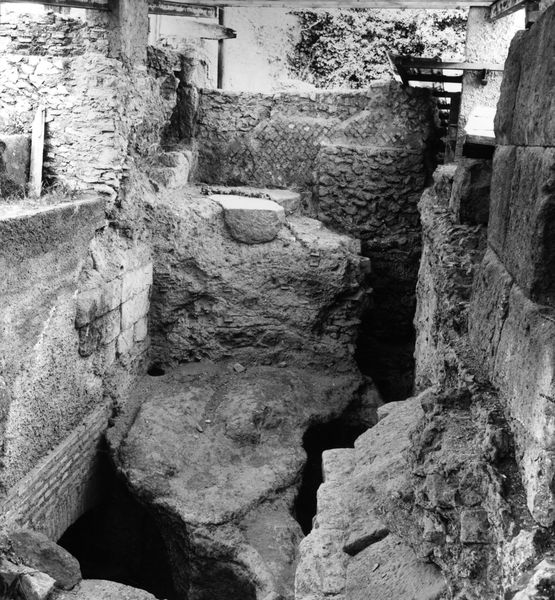 001704 - scavo archeologico - Palatino, Roma quadrata, lato est del culmine delle Scalae Caci (scavo Carettoni) (situazione al 1979); neg. serie 6x6, n. 5670
