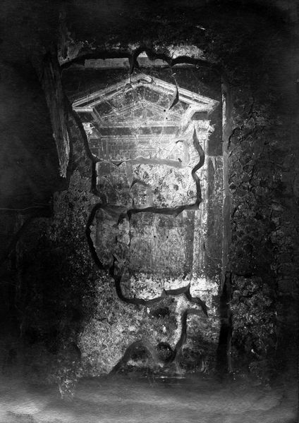 001794 - monumento - Casa dei Grifi, piano inferiore, vano B, alcova: particolare della pittura parietale dell'alcova in secondo stile pompeiano ( fase I A di Beyen), dopo il restauro in situ. 
Riferimento bibliografico: Rizzo, Le pitture della casa dei Grifi 1936

Neg. serie C nÂ°479