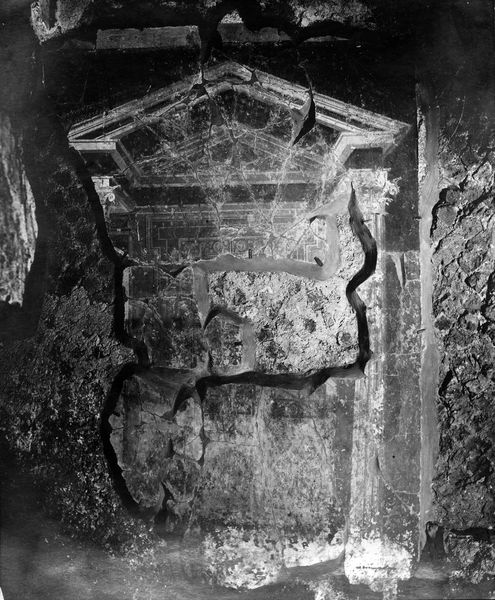 001795 - monumento - Casa dei Grifi, piano inferiore, vano B, alcova: particolare della pittura parietale dell'alcova in secondo stile pompeiano ( fase I A di Beyen), dopo il restauro in situ. 
Riferimento bibliografico: Rizzo, Le pitture della casa dei Grifi 1936

Neg. serie C nÂ°480