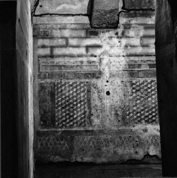 001815 - monumento - Casa dei Grifi, piano inferiore, vano D parete di fondo: particolare della pittura parietale in secondo stile pompeiano ( fase I A di Beyen). 
Riferimento bibliografico: Rizzo, Le pitture della casa dei Grifi 1936

Neg. serie 6x6 nÂ° 19808 (I.C.R. R1221)