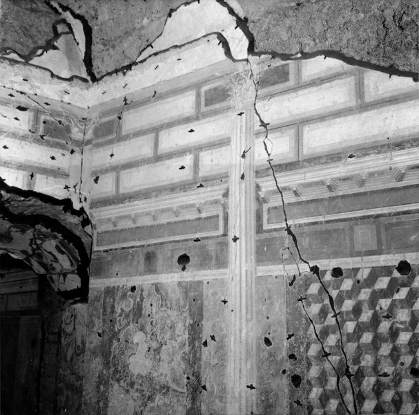 001799 - monumento - Casa dei Grifi, piano inferiore, vano D parete in prossimitÃ  all'ingresso: particolare della pittura parietale in secondo stile pompeiano ( fase I A di Beyen). 
Riferimento bibliografico: Rizzo, Le pitture della casa dei Grifi 1936

Neg. serie 6x6 nÂ° 19807 (I.C.R. R1234)