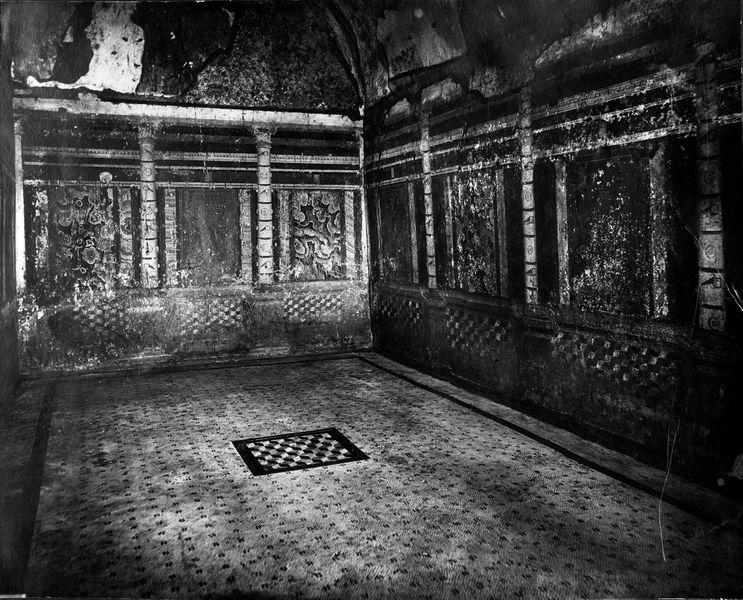 001789 - monumento - Casa dei Grifi, piano inferiore, vano B: particolare della decorazione parietale in secondo stile pompeiano (fase I A di Beyen) della parete S/O, dopo il restauro in situ. 
Riferimento bibliografico: Rizzo, Le pitture della casa dei Grifi 1936

Neg. serie FIlm nÂ°2858 Ripr. G. Gentile luglio 1995