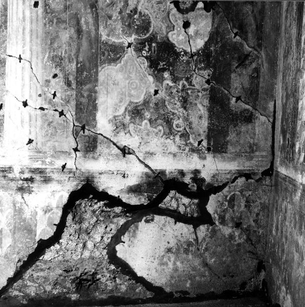 001798 - monumento - Casa dei Grifi, piano inferiore, vano D parete di fondo, angolo ovest: particolare della pittura parietale in secondo stile pompeiano ( fase I A di Beyen). 
Riferimento bibliografico: Rizzo, Le pitture della casa dei Grifi 1936

Neg. serie 6x6 nÂ° 19805 (I.C.R. R1233)