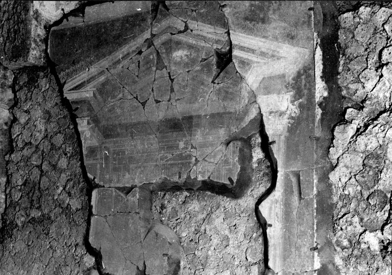 001806 - monumento - Casa dei Grifi, piano inferiore, vano B, alcova: particolare della pittura parietale dell'alcova in secondo stile pompeiano ( fase I A di Beyen), dopo il restauro in situ. 
Riferimento bibliografico: Rizzo, Le pitture della casa dei Grifi 1936

Neg. serie Istituto Nazionale del Restauro