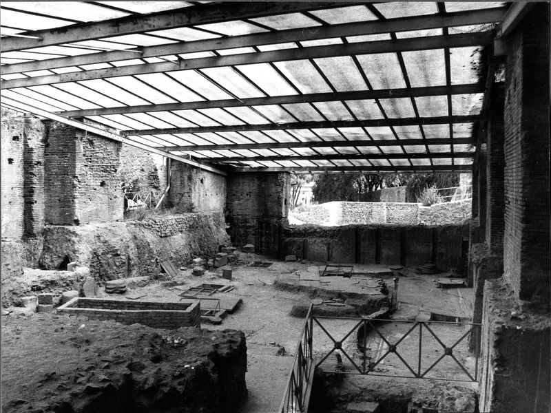 001852 - monumento - Casa dei Grifi, veduta generale del piano superiore, durante una ricognizione del 1982.

Neg. serie Film nÂ°1050