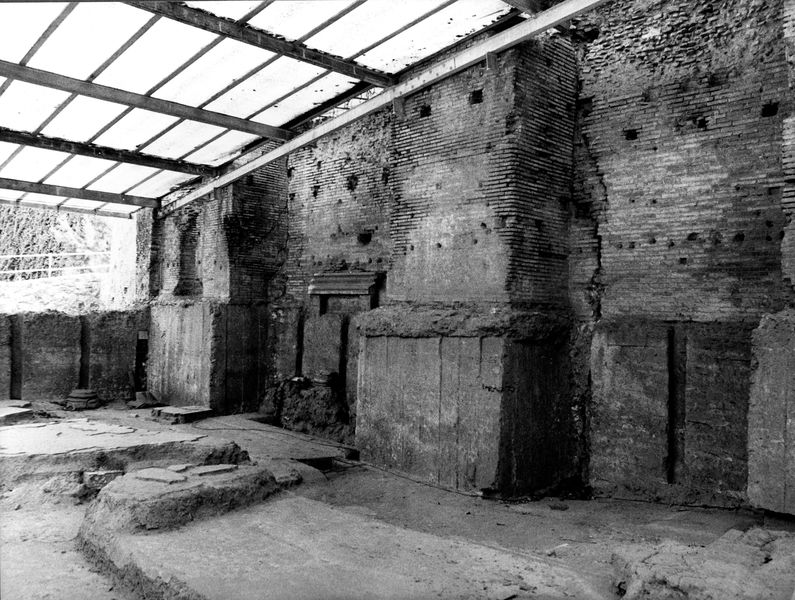 001853 - monumento - Casa dei Grifi, veduta generale del piano superiore, durante una ricognizione del 1982.

Neg. serie Film nÂ°1050