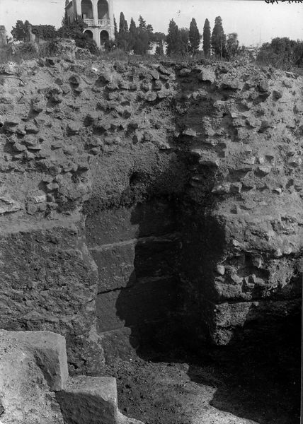 000017 - scavo archeologico - Palatino, Roma quadrata, scavo Vaglieri, riempimento della cisterna arcaica scoperta; Mus. Naz. Romano, img. n. 912