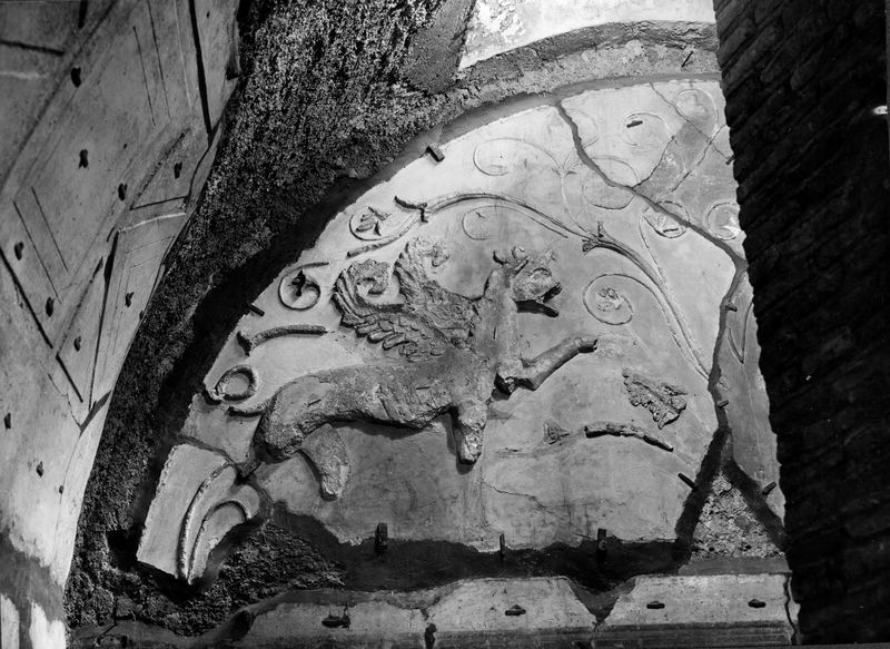 001674 - monumento - Casa dei Grifi, piano inferiore, vano C: decorazione in stucco con due grifi e girali di foglie di acanto. Riferimento bibliografico: Rizzo, Le pitture di casa dei Grifi 1936 

Neg. serie Istituto Restauro