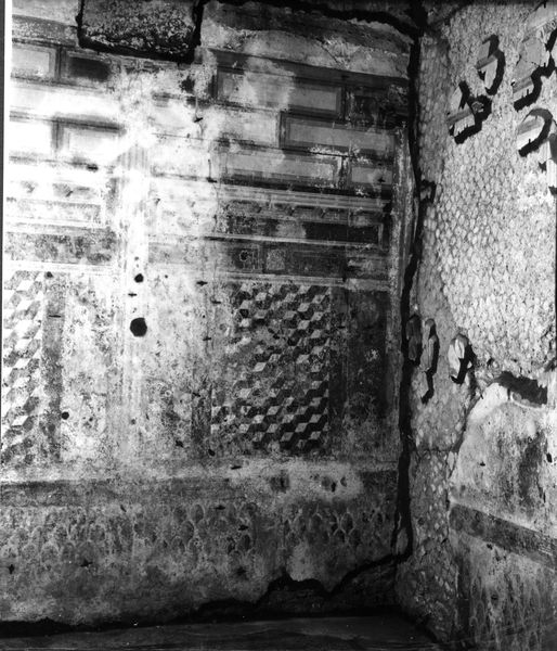 001813 - monumento - Casa dei Grifi, piano inferiore, vano D, angolo nord: particolare della pittura parietale in secondo stile pompeiano ( fase I A di Beyen). 
Riferimento bibliografico: Rizzo, Le pitture della casa dei Grifi 1936

Neg. serie 6x6 nÂ° 19801 (I.C.R. R1222)