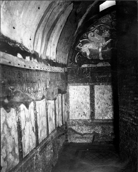 001672 - monumento - Casa dei Grifi, piano inferiore, vano C: decorazione in stucco con due grifi e girali di foglie di acanto e pittura parietale in secondo stile pompeiano dell'angolo sud e parete sud-est. Riferimento bibliografico: Rizzo, Le pitture di casa dei Grifi 1936 
 
Senza negativo