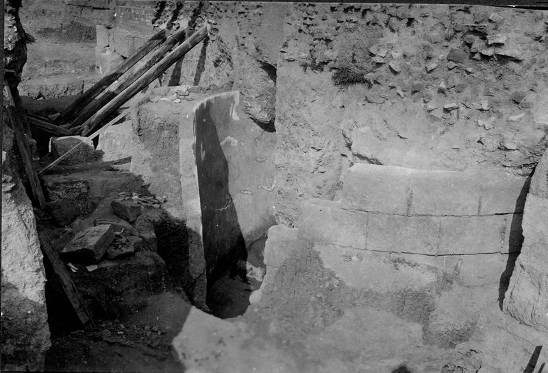 000019 - scavo archeologico - Palatino, Roma quadrata, scavo Vaglieri, scavo nella zona della cisterna arcaica scoperta, particolare; Mus. Naz. Romano, img. n. 909