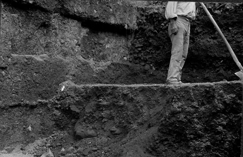 000020 - scavo archeologico - Palatino, Roma quadrata, scavo Vaglieri, scavo nella zona della cisterna arcaica scoperta; Mus. Naz. Romano, img. n. 955