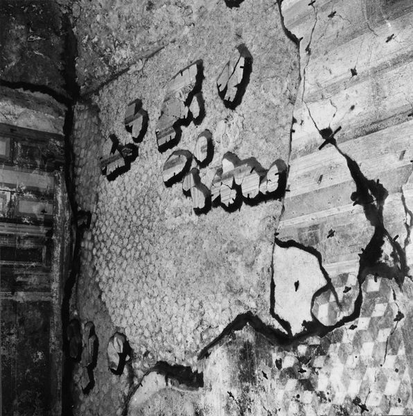 001816 - monumento - Casa dei Grifi, piano inferiore, vano D, angolo nord: particolare della pittura parietale in secondo stile pompeiano ( fase I A di Beyen). 
Riferimento bibliografico: Rizzo, Le pitture della casa dei Grifi 1936

Neg. serie 6x6 nÂ° 19810 (I.C.R. R1223) 