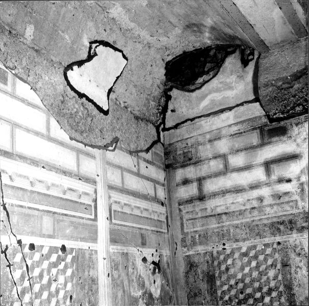 001809 - monumento - Casa dei Grifi, piano inferiore, vano D angolo ovest: particolare della pittura parietale in secondo stile pompeiano ( fase I A di Beyen). 
Riferimento bibliografico: Rizzo, Le pitture della casa dei Grifi 1936

Neg. serie 6x6 nÂ° 19806 (I.C.R. R1235)