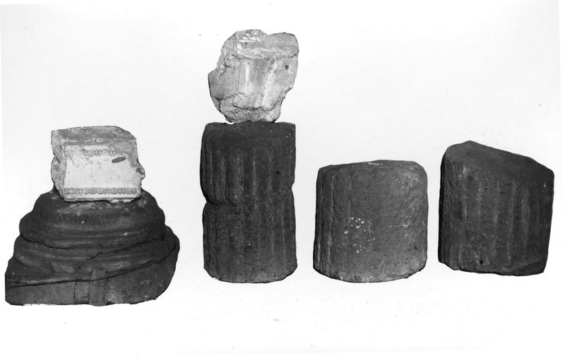 001841 - reperto - Casa dei Grifi, frammenti di colonne e basi di colonna rinvenuti durante gli scavi. 

Neg. serie F nÂ° 1927