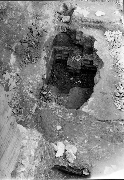 001831 - scavo archeologico - Casa dei Grifi, vano D o cubicolo a doppia volta, con scoperta delle pitture in secondo stile pompeiano, affioranti dal sondaggio (1912).

Neg. serie 9x12 nÂ°172